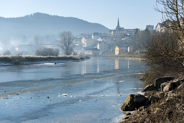 Le centre-ville, depuis le bord du Doubs gelé en aval. © Sonia Dourlot / Région Bourgogne-Franche-Comté, Inventaire du patrimoine - 2016 Le centre-ville, depuis le bord du Doubs gelé en aval. © Sonia Dourlot / Région Bourgogne-Franche-Comté, Inventaire du patrimoine - 2016