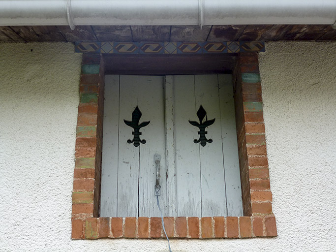 Remise : baie de l'étage de comble. © Jérôme Mongreville / Région Bourgogne-Franche-Comté, Inventaire du patrimoine - 2016