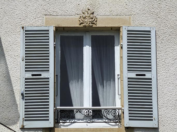 Détail d'une fenêtre du premier étage, au linteau décoré. © Jérôme Mongreville / Région Bourgogne-Franche-Comté, Inventaire du patrimoine - 2016