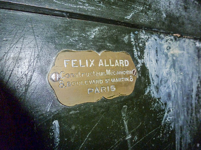 Coffre-fort : plaque du constructeur Félix Allard (8 boulevard Saint-Martin, à Paris). © Jérôme Mongreville / Région Bourgogne-Franche-Comté, Inventaire du patrimoine - 2016