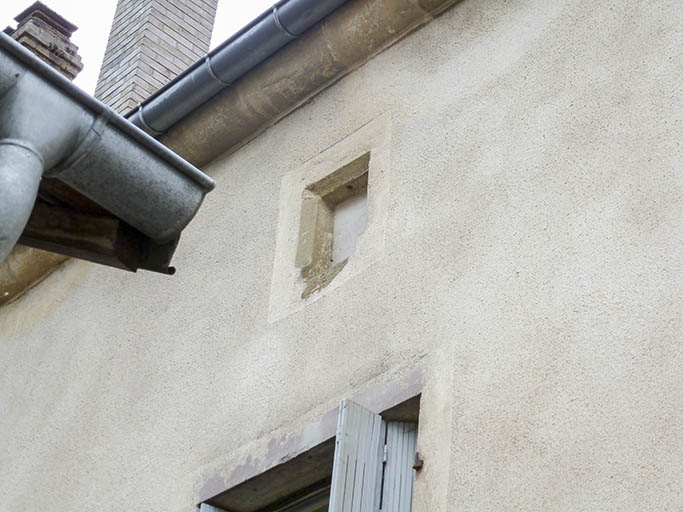 Façade latérale gauche : fenêtre chanfreinée. © Jérôme Mongreville / Région Bourgogne-Franche-Comté, Inventaire du patrimoine - 2016