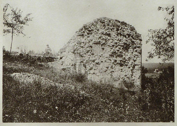 Photographie de Vedastus : les ruines de Demangevelle. Août 1890. © Sonia Dourlot (reproduction), Gaston Landreville de / Région Bourgogne-Franche-Comté, Inventaire du patrimoine - 2016