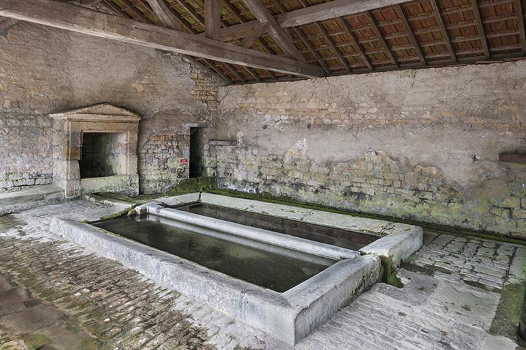 Vue sur les bassins et la fontaine en arrière plan. © Jérôme Mongreville / Région Bourgogne-Franche-Comté, Inventaire du patrimoine - 2016