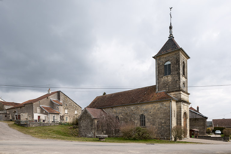 L'église et en arrière plan, une maison avec tourelle. © Jérôme Mongreville / Région Bourgogne-Franche-Comté, Inventaire du patrimoine - 2016