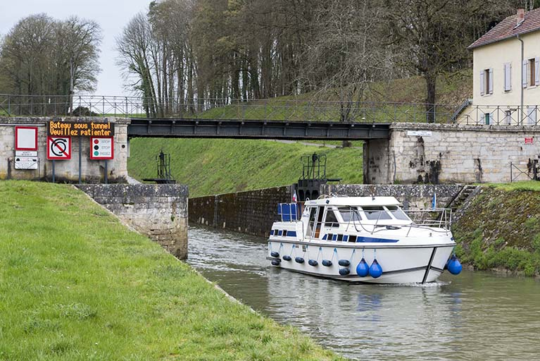 Bateau avalant et fin de la dérivation de Saint-Albin. © Sonia Dourlot / Région Bourgogne-Franche-Comté, Inventaire du patrimoine - 2016 Bateau avalant et fin de la dérivation de Saint-Albin. © Sonia Dourlot / Région Bourgogne-Franche-Comté, Inventaire du patrimoine - 2016