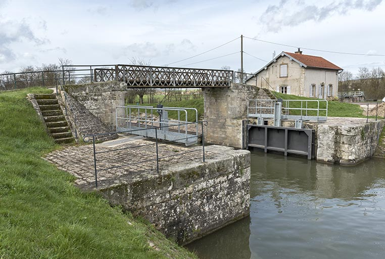 Porte de garde, passerelle et maison du garde, vues de la rive gauche en amont.  © Sonia Dourlot / Région Bourgogne-Franche-Comté, Inventaire du patrimoine - 2016 Porte de garde, passerelle et maison du garde, vues de la rive gauche en amont.  © Sonia Dourlot / Région Bourgogne-Franche-Comté, Inventaire du patrimoine - 2016