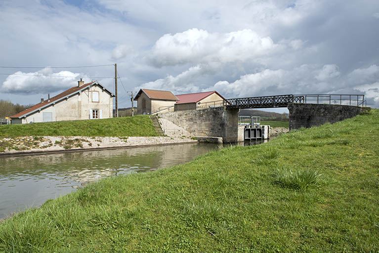 La porte de garde, la maison du garde, le hangar (Voies navigables de France), la passerelle vus de la rive gauche en aval.  © Sonia Dourlot / Région Bourgogne-Franche-Comté, Inventaire du patrimoine - 2016 La porte de garde, la maison du garde, le hangar (Voies navigables de France), la passerelle vus de la rive gauche en aval.  © Sonia Dourlot / Région Bourgogne-Franche-Comté, Inventaire du patrimoine - 2016