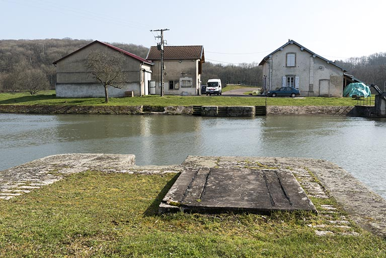 La Saône, la maison du garde et le hangar, vus de la rive droite en amont du barrage. © Sonia Dourlot / Région Bourgogne-Franche-Comté, Inventaire du patrimoine - 2016 La Saône, la maison du garde et le hangar, vus de la rive droite en amont du barrage. © Sonia Dourlot / Région Bourgogne-Franche-Comté, Inventaire du patrimoine - 2016
