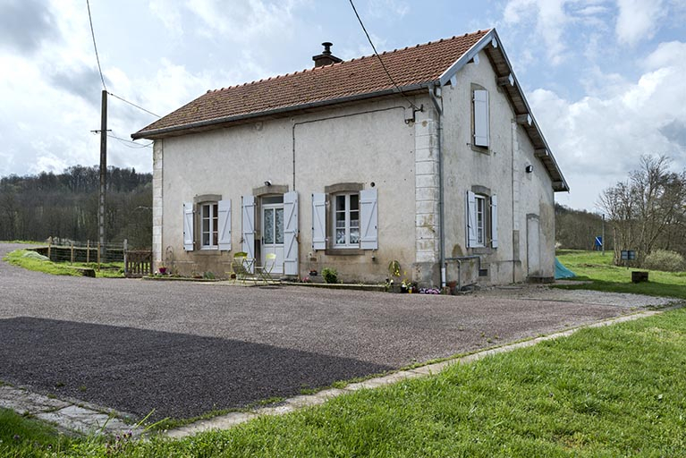 Vue de trois-quart nord de la maison de garde.  © Sonia Dourlot / Région Bourgogne-Franche-Comté, Inventaire du patrimoine - 2016 Vue de trois-quart nord de la maison de garde.  © Sonia Dourlot / Région Bourgogne-Franche-Comté, Inventaire du patrimoine - 2016