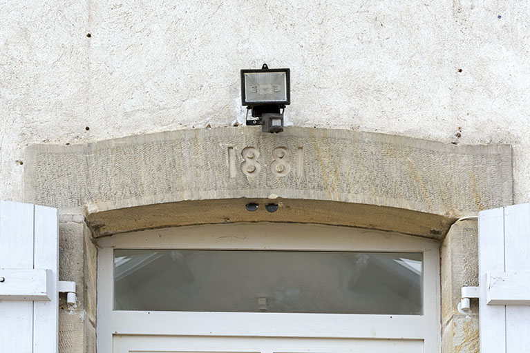 Date portée 1881 sur le linteau de la porte d'entrée.  © Sonia Dourlot / Région Bourgogne-Franche-Comté, Inventaire du patrimoine - 2016 Date portée 1881 sur le linteau de la porte d'entrée.  © Sonia Dourlot / Région Bourgogne-Franche-Comté, Inventaire du patrimoine - 2016