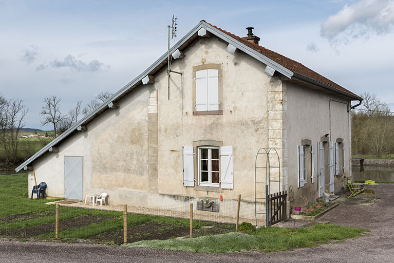 Vue de trois-quart sud de la maison de garde.  © Sonia Dourlot / Région Bourgogne-Franche-Comté, Inventaire du patrimoine - 2016 Vue de trois-quart sud de la maison de garde.  © Sonia Dourlot / Région Bourgogne-Franche-Comté, Inventaire du patrimoine - 2016