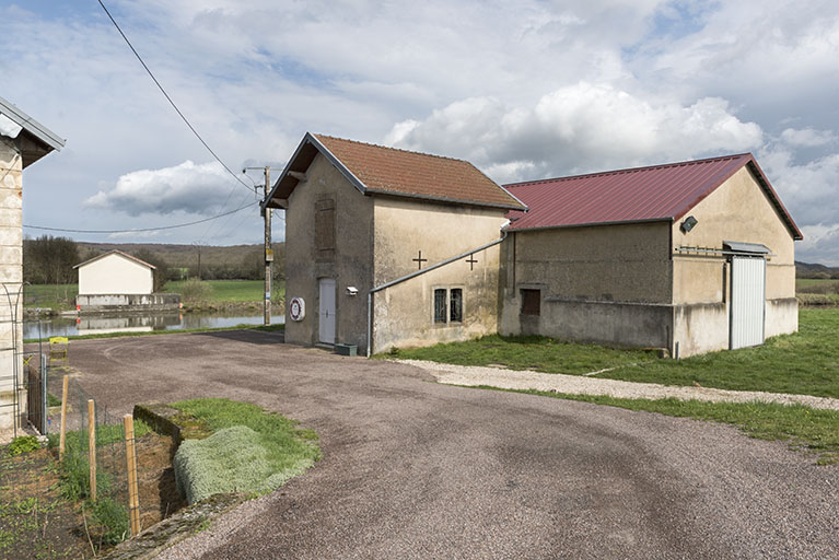 Vue de trois-quart sud du hangar. (Voies navigables de France) © Sonia Dourlot / Région Bourgogne-Franche-Comté, Inventaire du patrimoine - 2016 Vue de trois-quart sud du hangar. (Voies navigables de France) © Sonia Dourlot / Région Bourgogne-Franche-Comté, Inventaire du patrimoine - 2016