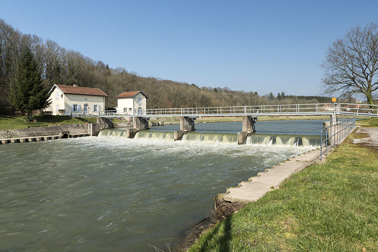 Le site du barrage mobile, vue d'ensemble. © Sonia Dourlot / Région Bourgogne-Franche-Comté, Inventaire du patrimoine - 2016 Le site du barrage mobile, vue d'ensemble. © Sonia Dourlot / Région Bourgogne-Franche-Comté, Inventaire du patrimoine - 2016