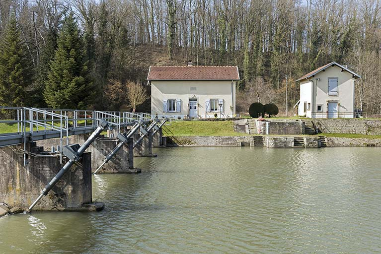 Le barrage et la maison du barragiste. © Sonia Dourlot / Région Bourgogne-Franche-Comté, Inventaire du patrimoine - 2016 Le barrage et la maison du barragiste. © Sonia Dourlot / Région Bourgogne-Franche-Comté, Inventaire du patrimoine - 2016