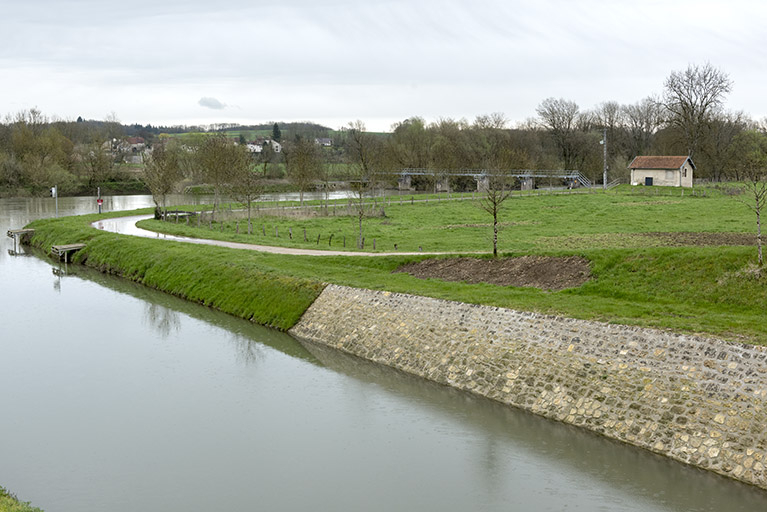 Vue depuis l'entrée amont du canal. © Sonia Dourlot / Région Bourgogne-Franche-Comté, Inventaire du patrimoine - 2016 Vue depuis l'entrée amont du canal. © Sonia Dourlot / Région Bourgogne-Franche-Comté, Inventaire du patrimoine - 2016