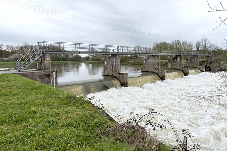Vue depuis l'aval. © Sonia Dourlot / Région Bourgogne-Franche-Comté, Inventaire du patrimoine - 2016 Vue depuis l'aval. © Sonia Dourlot / Région Bourgogne-Franche-Comté, Inventaire du patrimoine - 2016