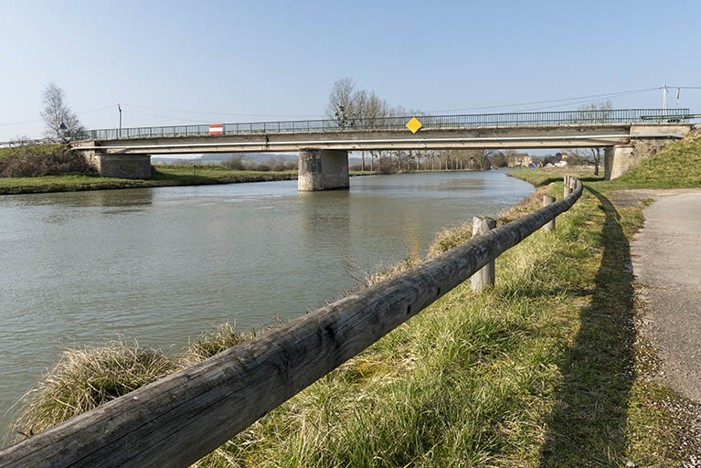 Pont routier franchissant la rivière. © Sonia Dourlot / Région Bourgogne-Franche-Comté, Inventaire du patrimoine - 2016 Pont routier franchissant la rivière. © Sonia Dourlot / Région Bourgogne-Franche-Comté, Inventaire du patrimoine - 2016