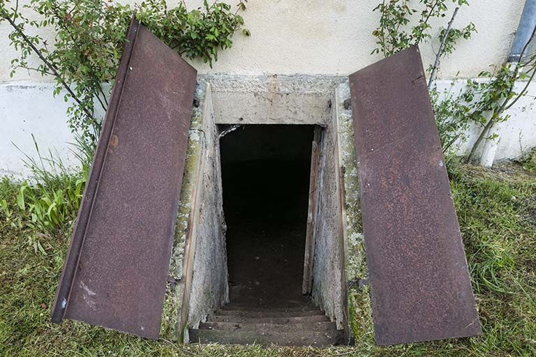 Porte d'accès à la cave, maison du barragiste. © Jérôme Mongreville / Région Bourgogne-Franche-Comté, Inventaire du patrimoine - 2016 Porte d'accès à la cave, maison du barragiste. © Jérôme Mongreville / Région Bourgogne-Franche-Comté, Inventaire du patrimoine - 2016