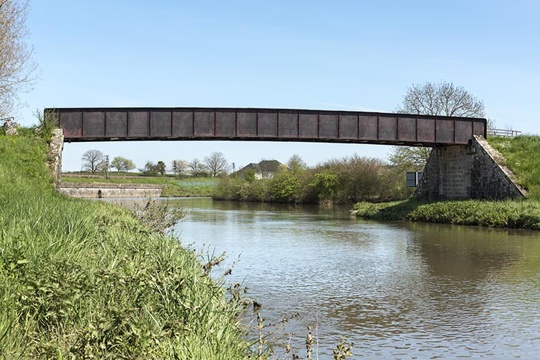 Pont permettant de franchir la première dérivation non éclusée du bief. © Sonia Dourlot / Région Bourgogne-Franche-Comté, Inventaire du patrimoine - 2016 Pont permettant de franchir la première dérivation non éclusée du bief. © Sonia Dourlot / Région Bourgogne-Franche-Comté, Inventaire du patrimoine - 2016