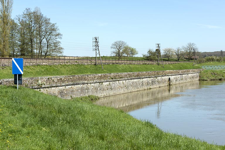 Digue ferroviaire. © Sonia Dourlot / Région Bourgogne-Franche-Comté, Inventaire du patrimoine - 2016 Digue ferroviaire. © Sonia Dourlot / Région Bourgogne-Franche-Comté, Inventaire du patrimoine - 2016