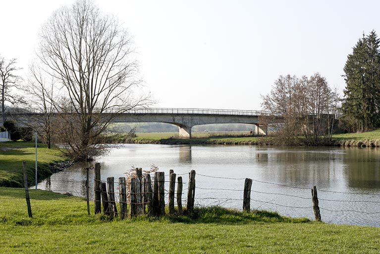 Franchissement de la Saône : pont routier à Port d'Atelier. © Sonia Dourlot / Région Bourgogne-Franche-Comté, Inventaire du patrimoine - 2016 Franchissement de la Saône : pont routier à Port d'Atelier. © Sonia Dourlot / Région Bourgogne-Franche-Comté, Inventaire du patrimoine - 2016