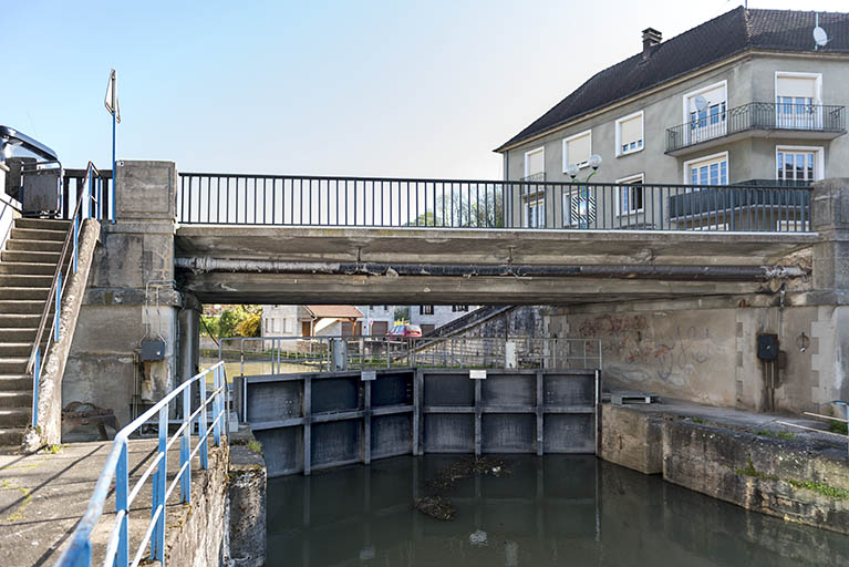 La porte de garde. © Sonia Dourlot / Région Bourgogne-Franche-Comté, Inventaire du patrimoine - 2016 La porte de garde. © Sonia Dourlot / Région Bourgogne-Franche-Comté, Inventaire du patrimoine - 2016