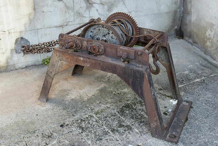 Le treuil qui permettait d'actionner les portes de garde. © Sonia Dourlot / Région Bourgogne-Franche-Comté, Inventaire du patrimoine - 2016 Le treuil qui permettait d'actionner les portes de garde. © Sonia Dourlot / Région Bourgogne-Franche-Comté, Inventaire du patrimoine - 2016