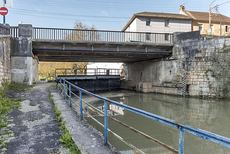 La porte de garde, vue depuis l'amont. © Sonia Dourlot / Région Bourgogne-Franche-Comté, Inventaire du patrimoine - 2016 La porte de garde, vue depuis l'amont. © Sonia Dourlot / Région Bourgogne-Franche-Comté, Inventaire du patrimoine - 2016