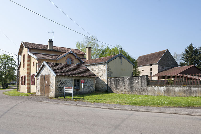 Maison du gardien et l'ancienne remise de la pompe à incendie. © Jérôme Mongreville / Région Bourgogne-Franche-Comté, Inventaire du patrimoine - 2016