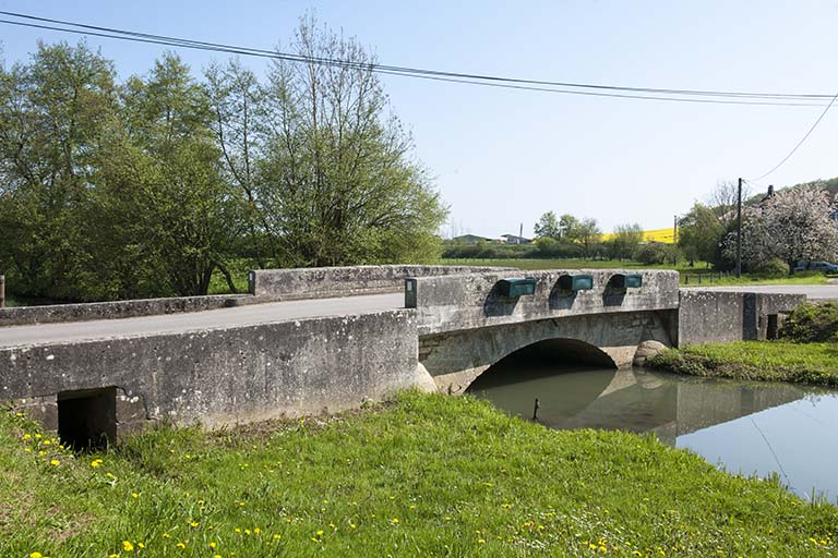Le pont permettant de franchir le ruisseau. © Jérôme Mongreville / Région Bourgogne-Franche-Comté, Inventaire du patrimoine - 2016 Le pont permettant de franchir le ruisseau. © Jérôme Mongreville / Région Bourgogne-Franche-Comté, Inventaire du patrimoine - 2016