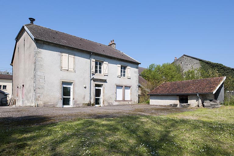 Vue d'ensemble de la façade postérieure avec les anciens cabinets d'aisance. © Jérôme Mongreville / Région Bourgogne-Franche-Comté, Inventaire du patrimoine - 2016 Vue d'ensemble de la façade postérieure avec les anciens cabinets d'aisance. © Jérôme Mongreville / Région Bourgogne-Franche-Comté, Inventaire du patrimoine - 2016