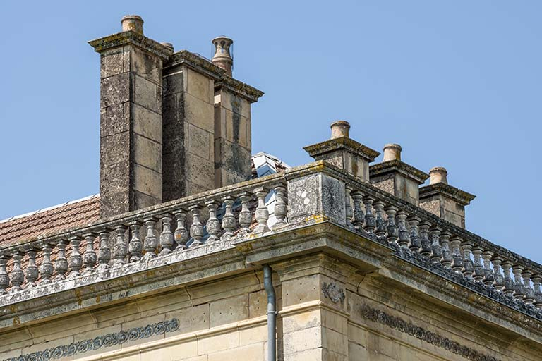 Balustrades et souches de cheminées. © Jérôme Mongreville / Région Bourgogne-Franche-Comté, Inventaire du patrimoine - 2016