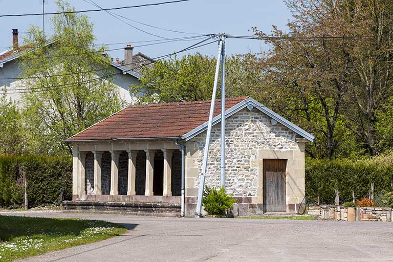 Lavoir-fontaine du colombier. © Jérôme Mongreville / Région Bourgogne-Franche-Comté, Inventaire du patrimoine - 2016 Lavoir-fontaine du colombier. © Jérôme Mongreville / Région Bourgogne-Franche-Comté, Inventaire du patrimoine - 2016