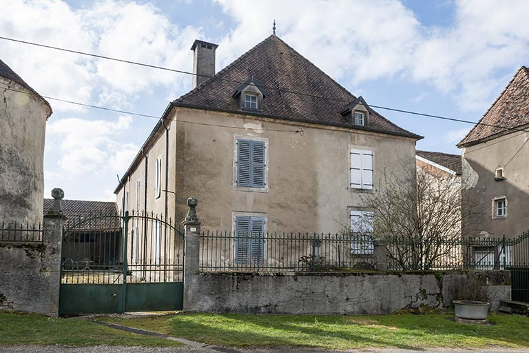 La demeure, façade nord. © Jérôme Mongreville / Région Bourgogne-Franche-Comté, Inventaire du patrimoine - 2016 La demeure, façade nord. © Jérôme Mongreville / Région Bourgogne-Franche-Comté, Inventaire du patrimoine - 2016
