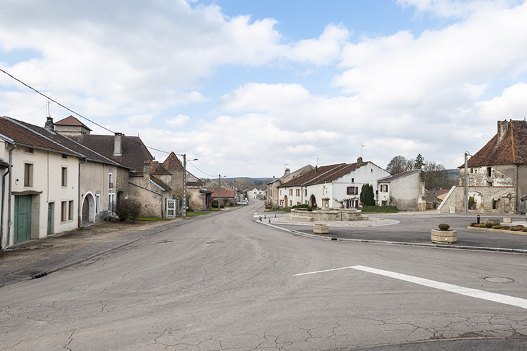 La rue principale. © Jérôme Mongreville / Région Bourgogne-Franche-Comté, Inventaire du patrimoine - 2016 La rue principale. © Jérôme Mongreville / Région Bourgogne-Franche-Comté, Inventaire du patrimoine - 2016