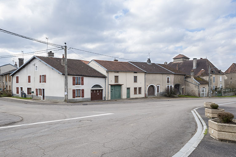 Alignement de fermes, rue Antoine Lumière. © Jérôme Mongreville / Région Bourgogne-Franche-Comté, Inventaire du patrimoine - 2016 Alignement de fermes, rue Antoine Lumière. © Jérôme Mongreville / Région Bourgogne-Franche-Comté, Inventaire du patrimoine - 2016