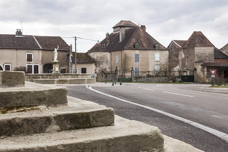 Vue depuis le perron de l'église. © Jérôme Mongreville / Région Bourgogne-Franche-Comté, Inventaire du patrimoine - 2016 Vue depuis le perron de l'église. © Jérôme Mongreville / Région Bourgogne-Franche-Comté, Inventaire du patrimoine - 2016