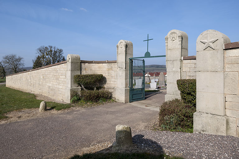 Portail d'entrée du cimetière. © Jérôme Mongreville / Région Bourgogne-Franche-Comté, Inventaire du patrimoine - 2016 Portail d'entrée du cimetière. © Jérôme Mongreville / Région Bourgogne-Franche-Comté, Inventaire du patrimoine - 2016