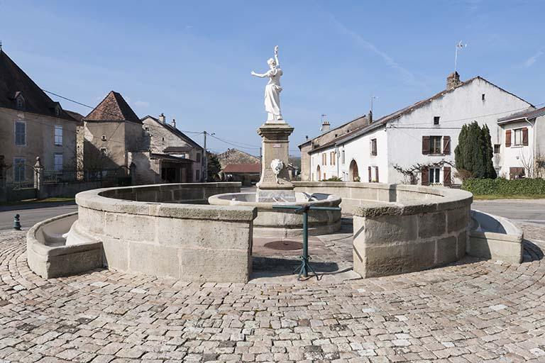 La fontaine du centre. © Jérôme Mongreville / Région Bourgogne-Franche-Comté, Inventaire du patrimoine - 2016 La fontaine du centre. © Jérôme Mongreville / Région Bourgogne-Franche-Comté, Inventaire du patrimoine - 2016