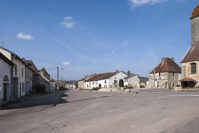 La place, rue Antoine Lumière. © Jérôme Mongreville / Région Bourgogne-Franche-Comté, Inventaire du patrimoine - 2016  La place, rue Antoine Lumière. © Jérôme Mongreville / Région Bourgogne-Franche-Comté, Inventaire du patrimoine - 2016