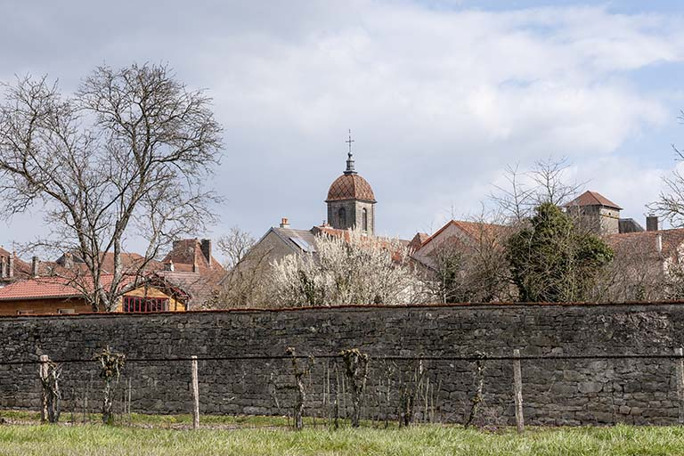 Le clocher del'église depuis la rue aux Veaux. © Jérôme Mongreville / Région Bourgogne-Franche-Comté, Inventaire du patrimoine - 2016 Le clocher del'église depuis la rue aux Veaux. © Jérôme Mongreville / Région Bourgogne-Franche-Comté, Inventaire du patrimoine - 2016
