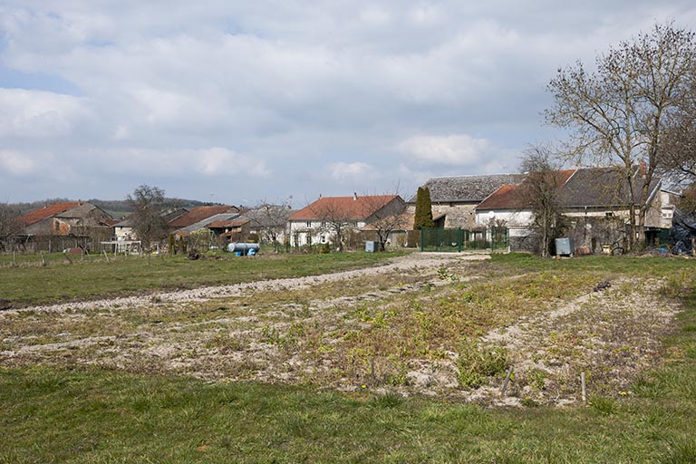 Prairies le long de la rue Aux Veaux. © Jérôme Mongreville / Région Bourgogne-Franche-Comté, Inventaire du patrimoine - 2016 Prairies le long de la rue Aux Veaux. © Jérôme Mongreville / Région Bourgogne-Franche-Comté, Inventaire du patrimoine - 2016