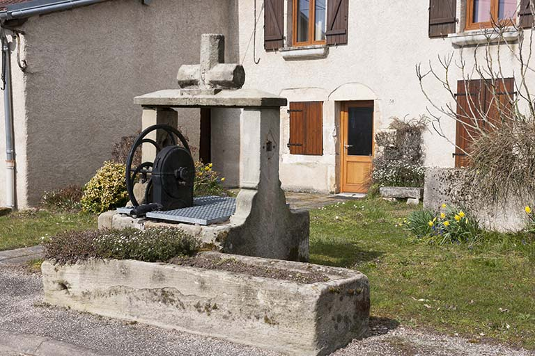 Puits situé rue Antoine Lumière. © Jérôme Mongreville / Région Bourgogne-Franche-Comté, Inventaire du patrimoine - 2016 Puits situé rue Antoine Lumière. © Jérôme Mongreville / Région Bourgogne-Franche-Comté, Inventaire du patrimoine - 2016