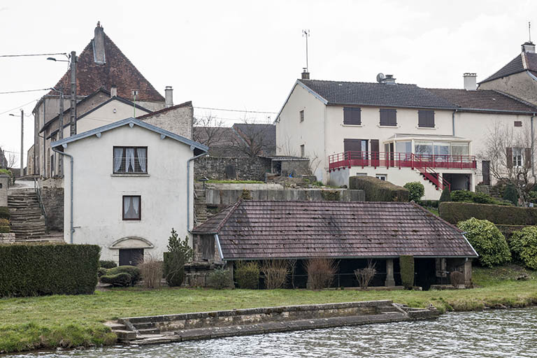 Le lavoir au bord du bief. © Jérôme Mongreville / Région Bourgogne-Franche-Comté, Inventaire du patrimoine - 2016 Le lavoir au bord du bief. © Jérôme Mongreville / Région Bourgogne-Franche-Comté, Inventaire du patrimoine - 2016