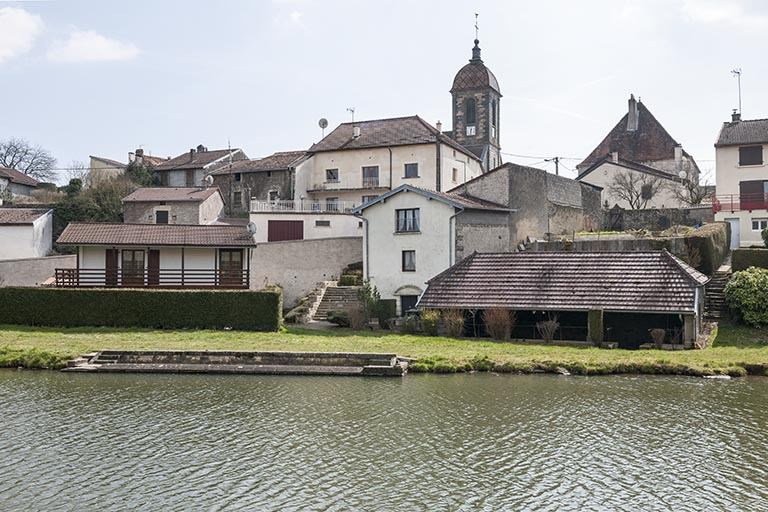 Le lavoir situé le long du canal. © Jérôme Mongreville / Région Bourgogne-Franche-Comté, Inventaire du patrimoine - 2016 Le lavoir situé le long du canal. © Jérôme Mongreville / Région Bourgogne-Franche-Comté, Inventaire du patrimoine - 2016