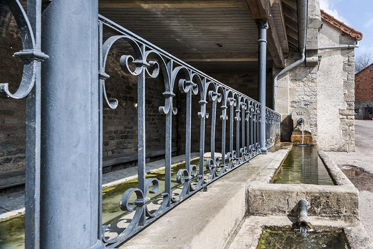 Le garde-corps et les abreuvoirs. © Jérôme Mongreville / Région Bourgogne-Franche-Comté, Inventaire du patrimoine - 2016 Le garde-corps et les abreuvoirs. © Jérôme Mongreville / Région Bourgogne-Franche-Comté, Inventaire du patrimoine - 2016