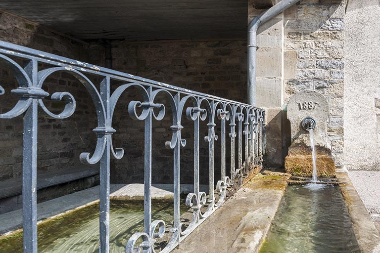 Le bec alimentant les abreuvoirs. © Jérôme Mongreville / Région Bourgogne-Franche-Comté, Inventaire du patrimoine - 2016 Le bec alimentant les abreuvoirs. © Jérôme Mongreville / Région Bourgogne-Franche-Comté, Inventaire du patrimoine - 2016