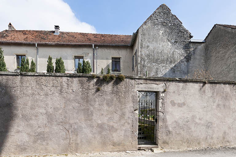 Le mur de clôture et l'étage carré visible depuis la voie publique. © Jérôme Mongreville / Région Bourgogne-Franche-Comté, Inventaire du patrimoine - 2016 Le mur de clôture et l'étage carré visible depuis la voie publique. © Jérôme Mongreville / Région Bourgogne-Franche-Comté, Inventaire du patrimoine - 2016