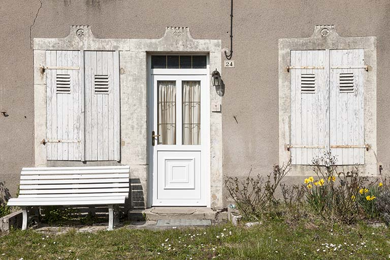 Porte d'entrée, façade principale. © Jérôme Mongreville / Région Bourgogne-Franche-Comté, Inventaire du patrimoine - 2016 Porte d'entrée, façade principale. © Jérôme Mongreville / Région Bourgogne-Franche-Comté, Inventaire du patrimoine - 2016