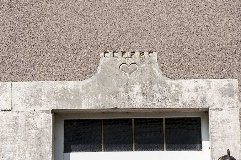 Détail du décor sur les linteaux. © Jérôme Mongreville / Région Bourgogne-Franche-Comté, Inventaire du patrimoine - 2016 Détail du décor sur les linteaux. © Jérôme Mongreville / Région Bourgogne-Franche-Comté, Inventaire du patrimoine - 2016